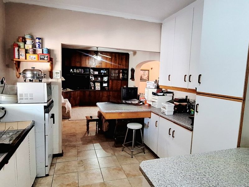 Lovely 4 Bedroom home plus a flatlet in Piketberg - Photo 8