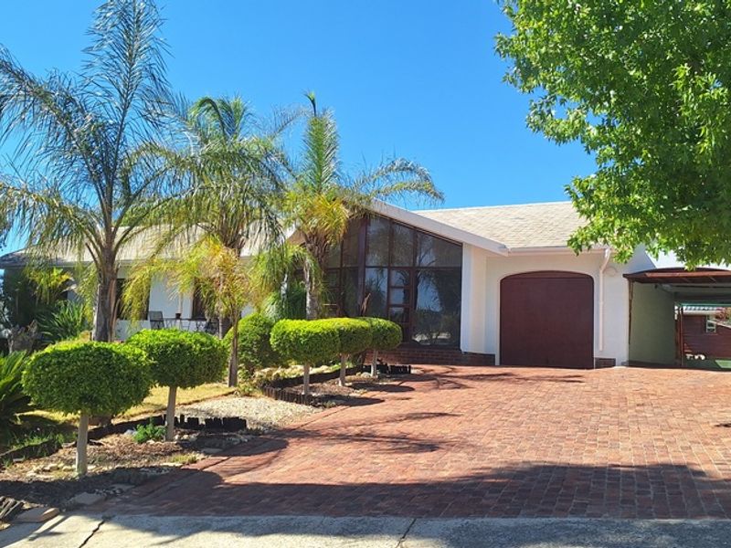Lovely 4 Bedroom home plus a flatlet in Piketberg - Photo 2