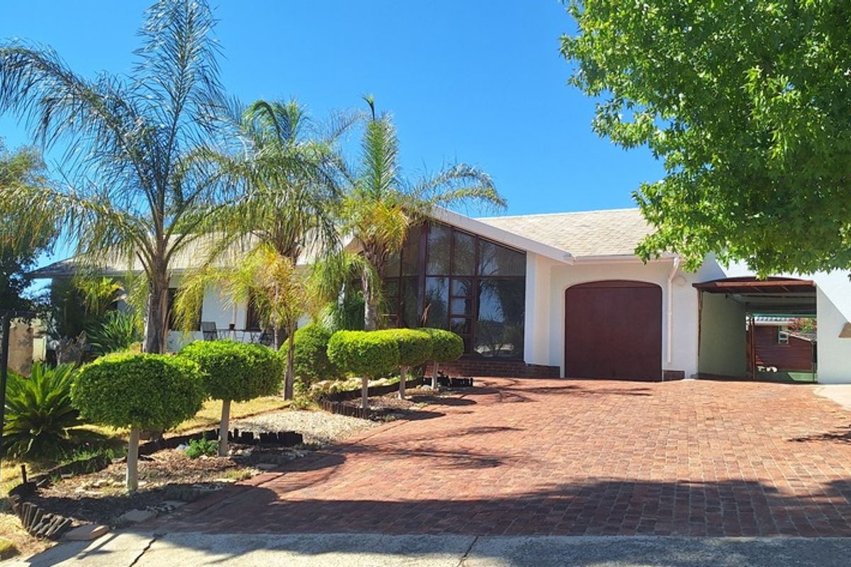 Lovely 4 Bedroom home plus a flatlet in Piketberg - Photo 2