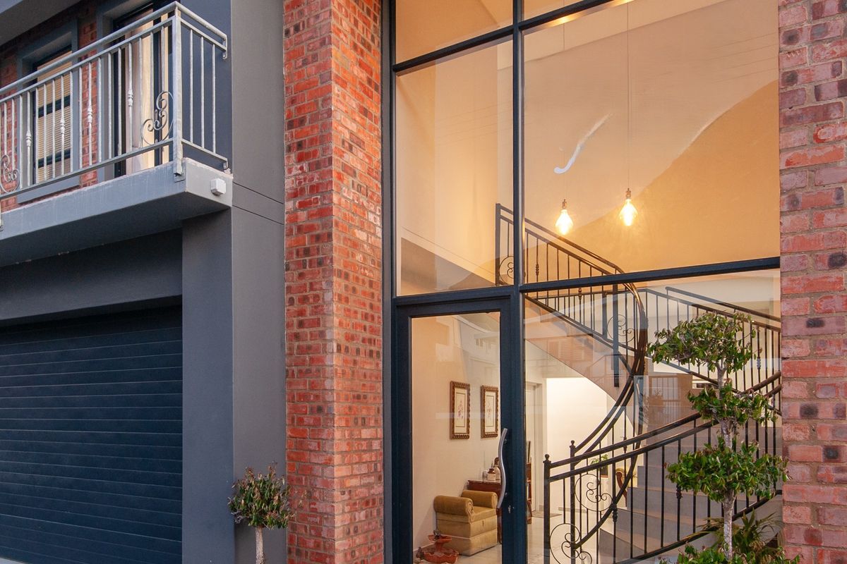 DUAL LIVING/ INCOME EARNER/ WORK FROM HOME - Photo 4