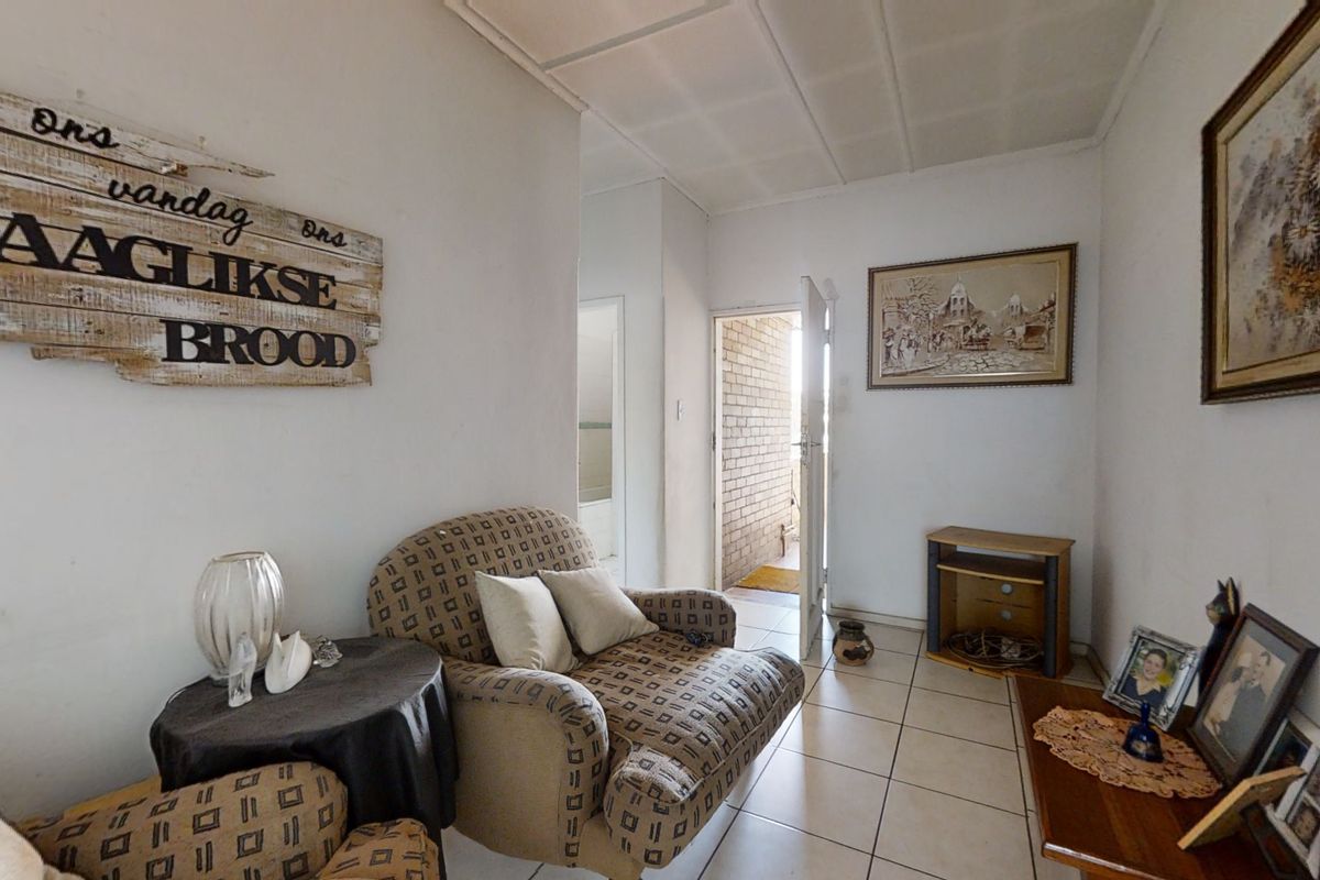 Charming 1-bed flat for sale in Lambton, Germiston. Perfect for first-time buyers or investors. Don' - Photo 3