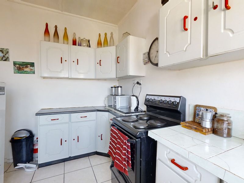 Charming 1-bed flat for sale in Lambton, Germiston. Perfect for first-time buyers or investors. Don' - Photo 2