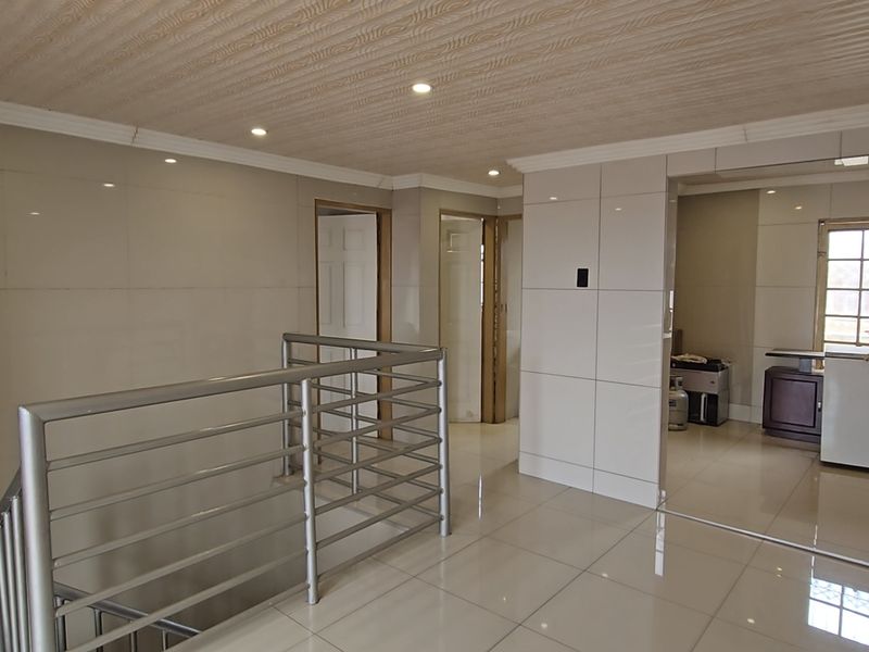 Stunning, Large Double Storey House Now Available To Let in Nellmapius! - Photo 10