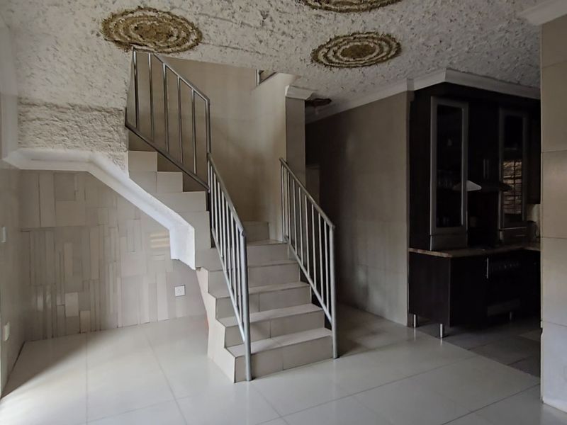 Stunning, Large Double Storey House Now Available To Let in Nellmapius! - Photo 9