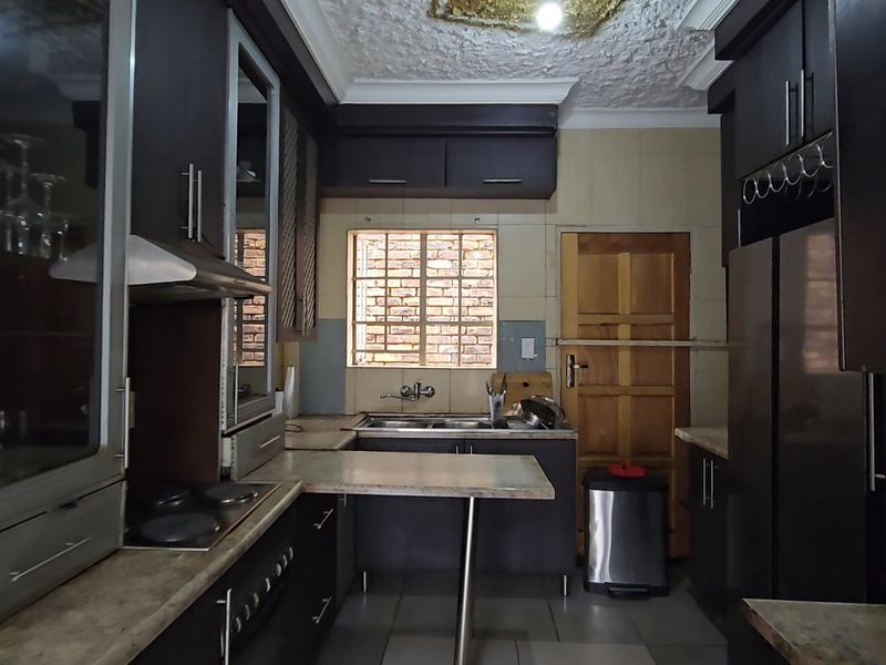 Stunning, Large Double Storey House Now Available To Let in Nellmapius! - Photo 3