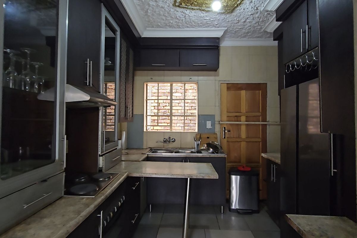 Stunning, Large Double Storey House Now Available To Let in Nellmapius! - Photo 3