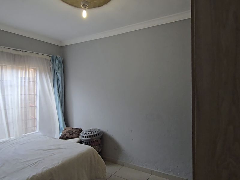 Stunning, Large Double Storey House Now Available To Let in Nellmapius! - Photo 8