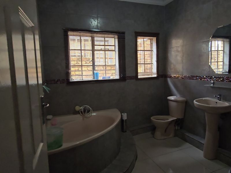 Stunning, Large Double Storey House Now Available To Let in Nellmapius! - Photo 5