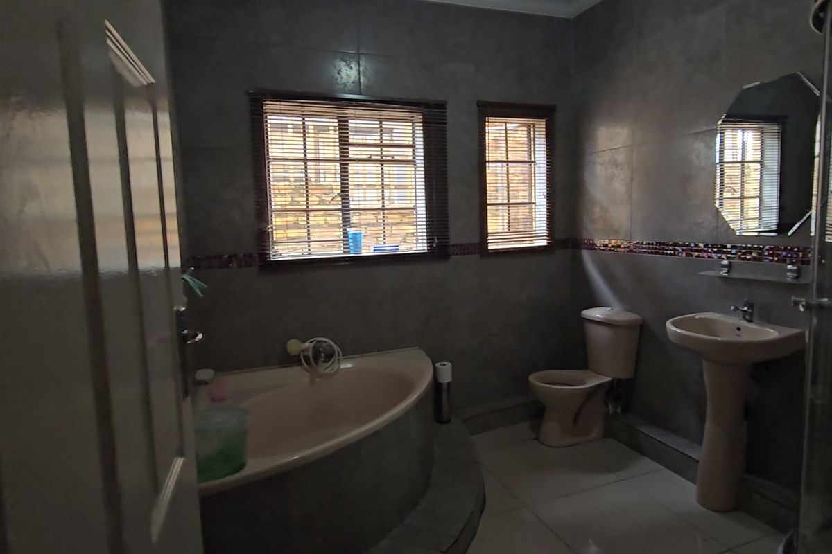 Stunning, Large Double Storey House Now Available To Let in Nellmapius! - Photo 5