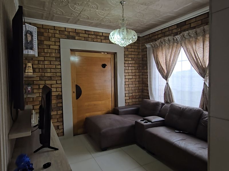 Stunning, Large Double Storey House Now Available To Let in Nellmapius! - Photo 2