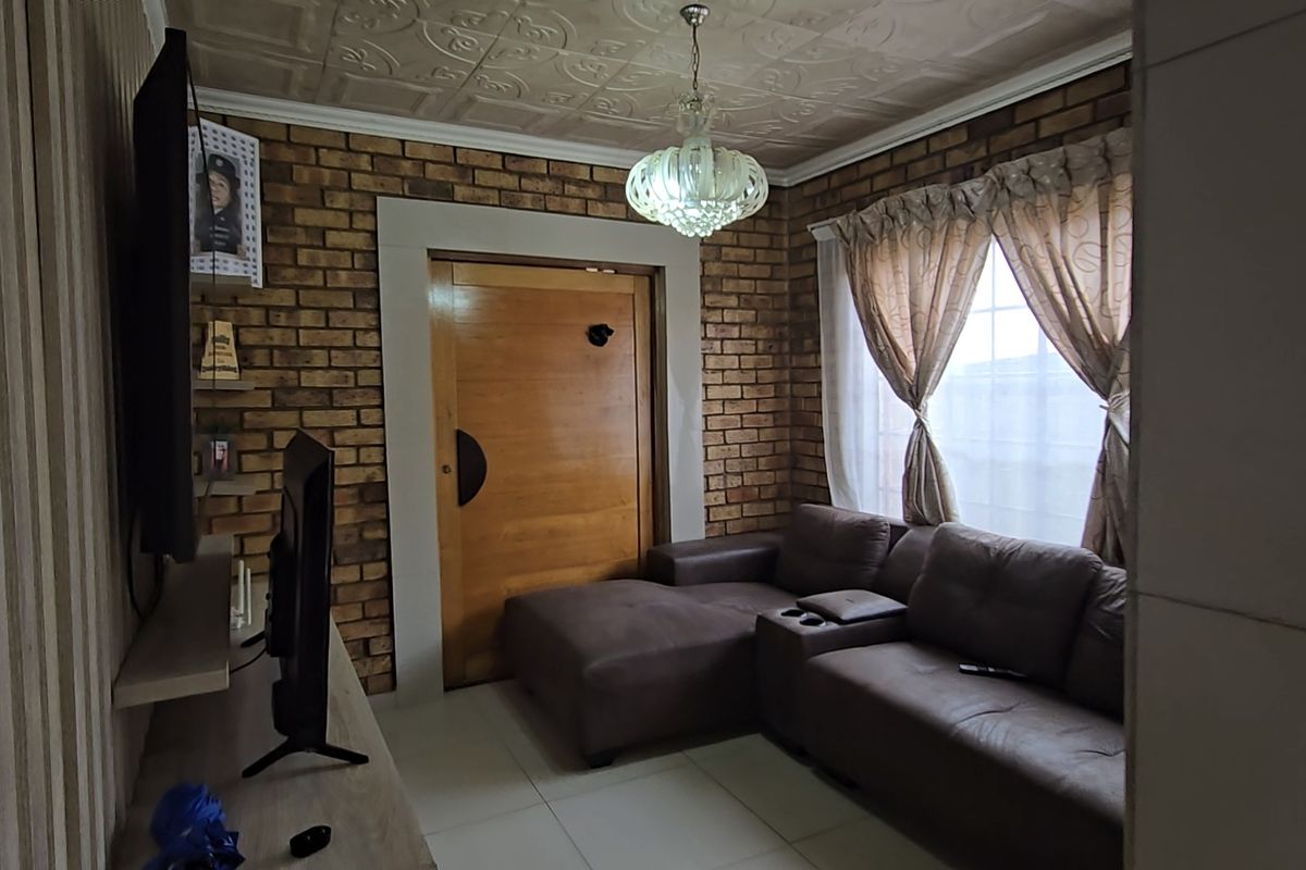 Stunning, Large Double Storey House Now Available To Let in Nellmapius! - Photo 2