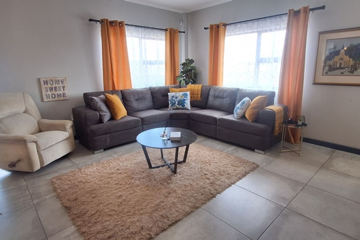 Find Tranquility with this 4 Bedroom house in Country Club - Photo 2