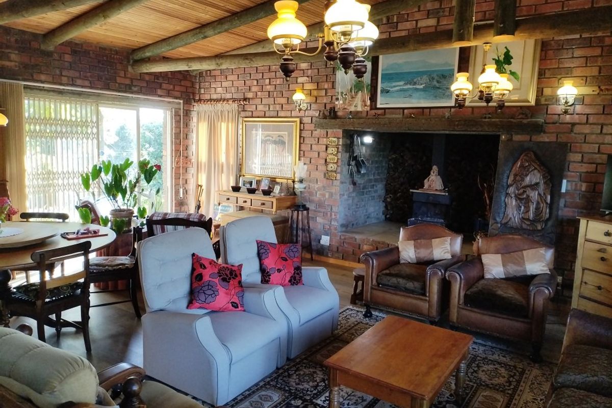 Four Bedroom House for Sale in Betty's Bay - Photo 2