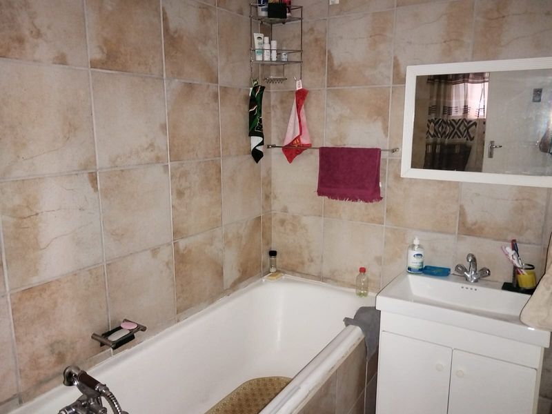 A Well-Maintained Two Bedroom Flat with a Garage, On the Second Floor - Photo 8