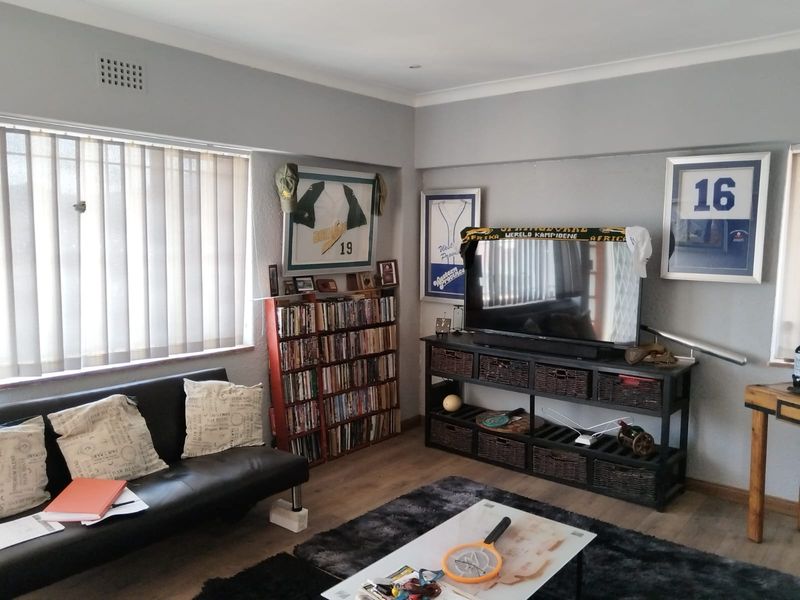 A Well-Maintained Two Bedroom Flat with a Garage, On the Second Floor - Photo 2