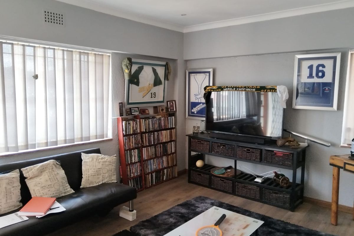 A Well-Maintained Two Bedroom Flat with a Garage, On the Second Floor - Photo 2