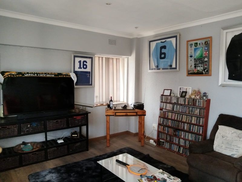A Well-Maintained Two Bedroom Flat with a Garage, On the Second Floor - Photo 3