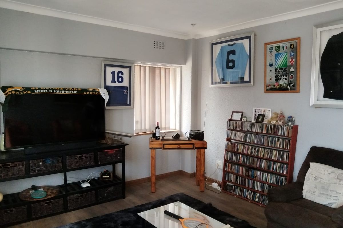 A Well-Maintained Two Bedroom Flat with a Garage, On the Second Floor - Photo 3