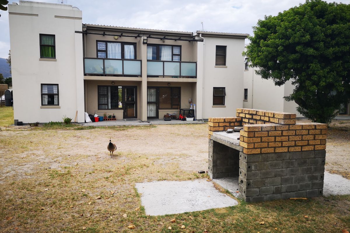 Spacious And Neat Ground Floor Unit In Popular The Greens Golf Estate - Photo 2