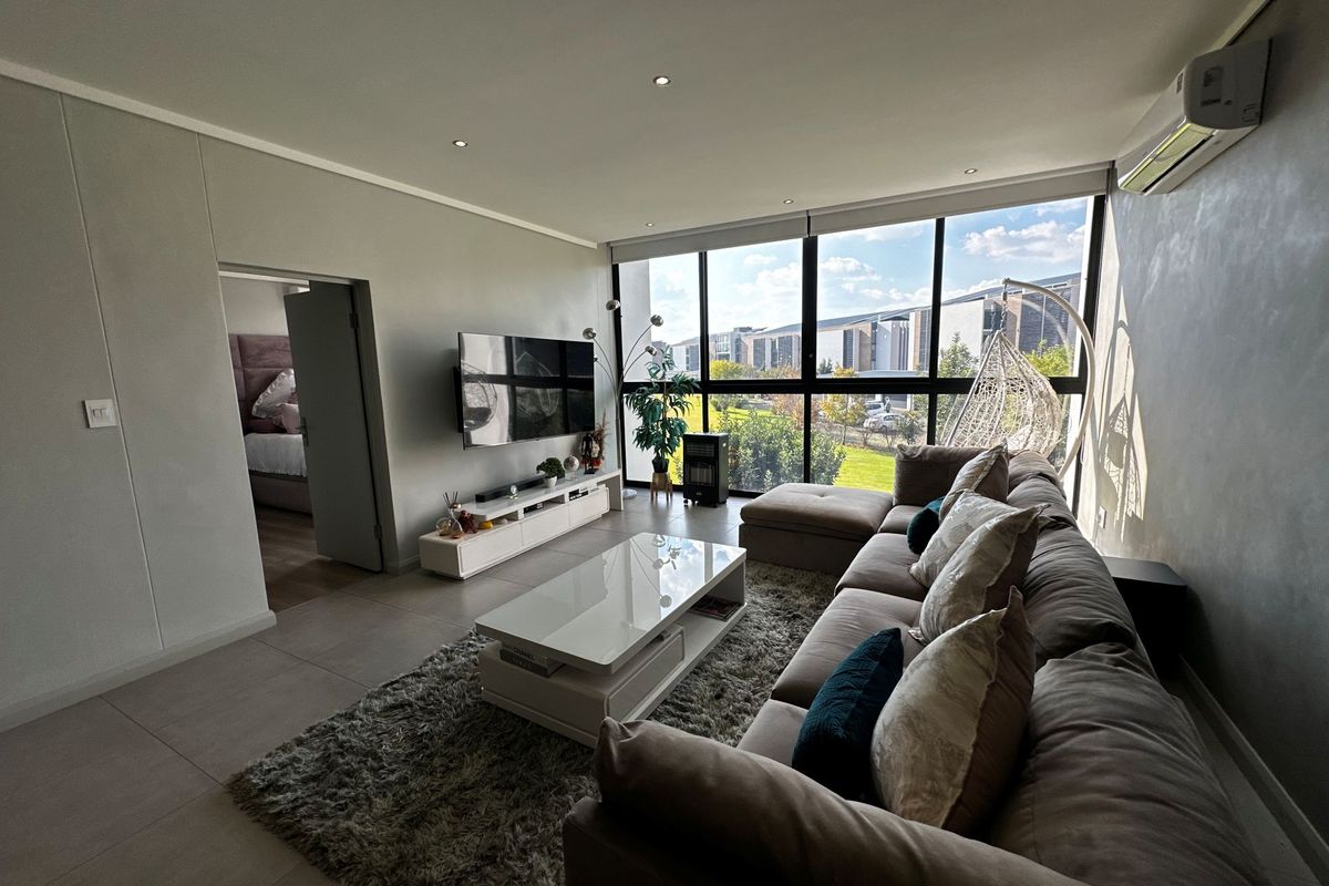 Sophisticated Waterside Living in the Heart of Midstream - Photo 5