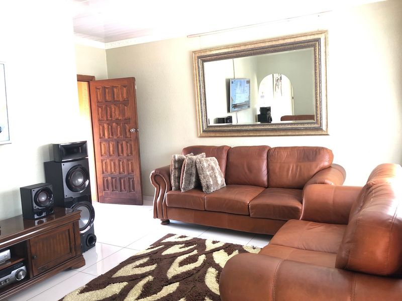 3 Bedroom Home + 2 Bedroom Income-Generating Flatlet & Pool on a 912 sqm Stand in Grobler Park - Photo 3