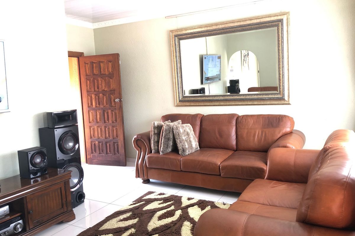 3 Bedroom Home + 2 Bedroom Income-Generating Flatlet & Pool on a 912 sqm Stand in Grobler Park - Photo 3