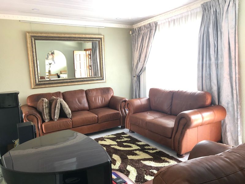 3 Bedroom Home + 2 Bedroom Income-Generating Flatlet & Pool on a 912 sqm Stand in Grobler Park - Photo 4