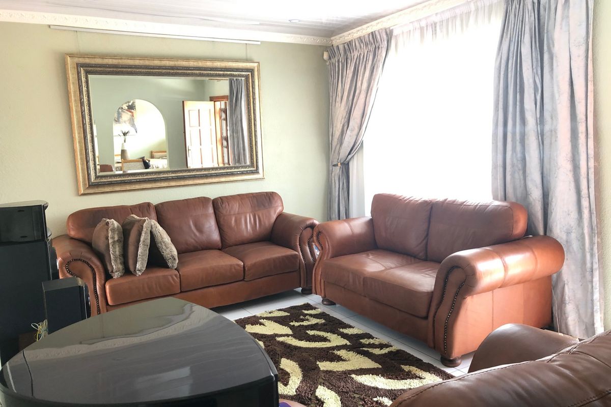 3 Bedroom Home + 2 Bedroom Income-Generating Flatlet & Pool on a 912 sqm Stand in Grobler Park - Photo 4