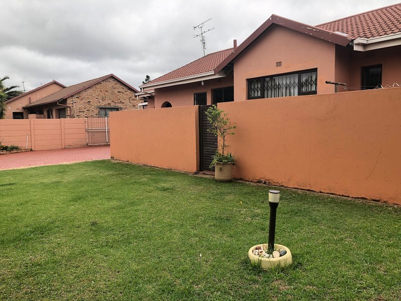 3 Bedroom Home + 2 Bedroom Income-Generating Flatlet & Pool on a 912 sqm Stand in Grobler Park - Photo 2