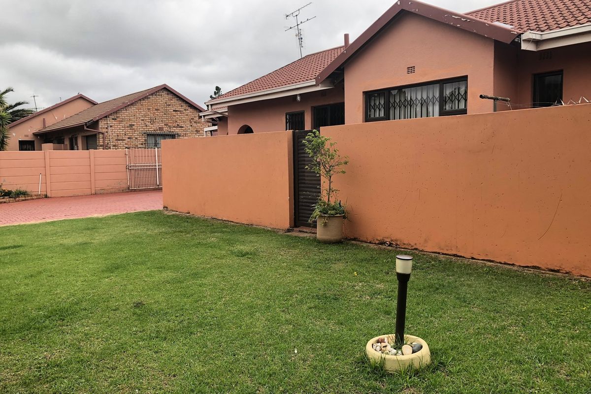 3 Bedroom Home + 2 Bedroom Income-Generating Flatlet & Pool on a 912 sqm Stand in Grobler Park - Photo 2