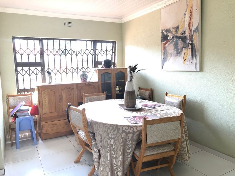 3 Bedroom Home + 2 Bedroom Income-Generating Flatlet & Pool on a 912 sqm Stand in Grobler Park - Photo 5