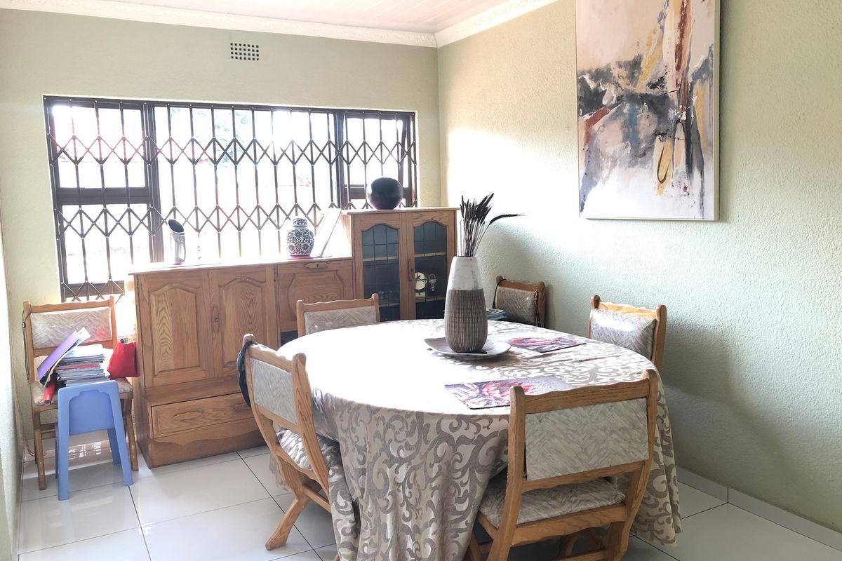 3 Bedroom Home + 2 Bedroom Income-Generating Flatlet & Pool on a 912 sqm Stand in Grobler Park - Photo 5