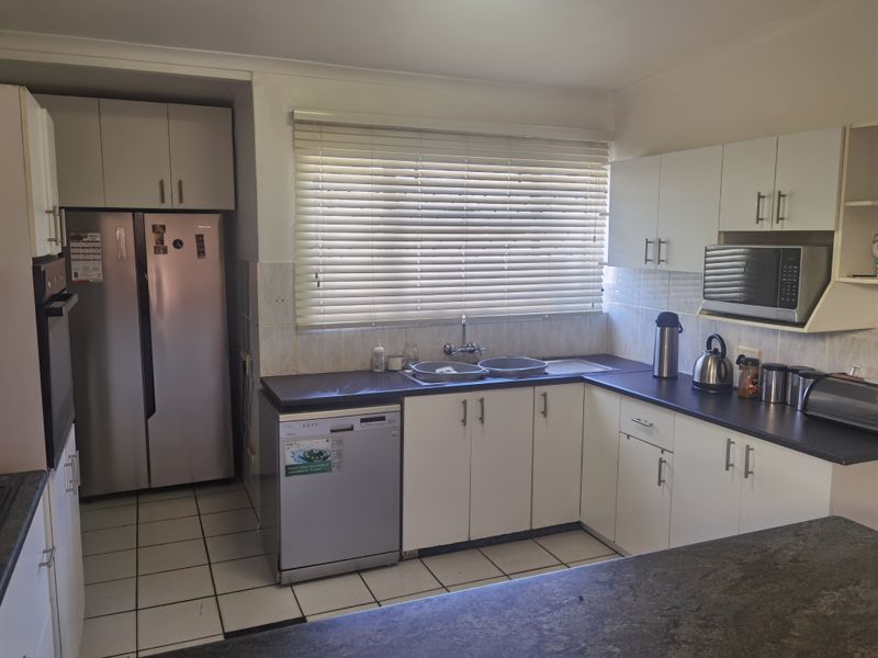 Spacious And Neat Family Home In Bothasig. Plus Large Flatlet - Photo 8