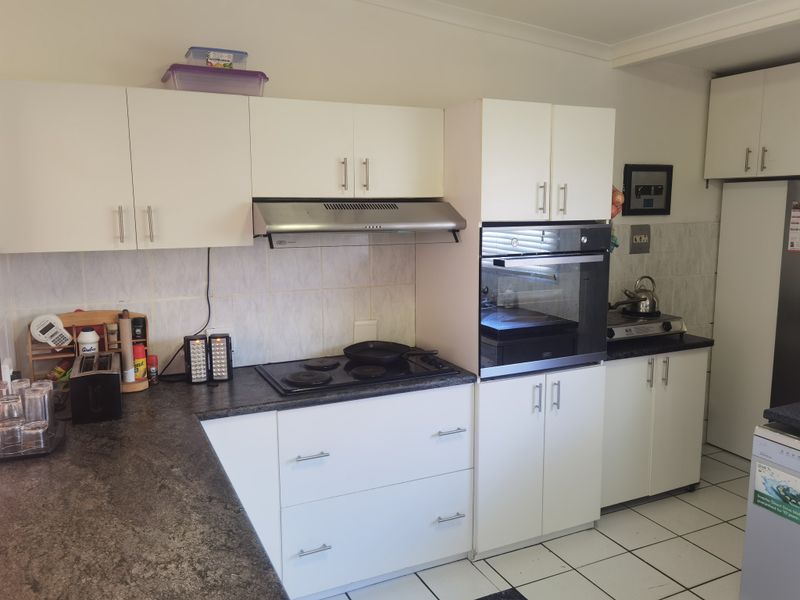 Spacious And Neat Family Home In Bothasig. Plus Large Flatlet - Photo 9