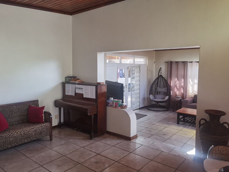 Spacious And Neat Family Home In Bothasig. Plus Large Flatlet - Photo 3
