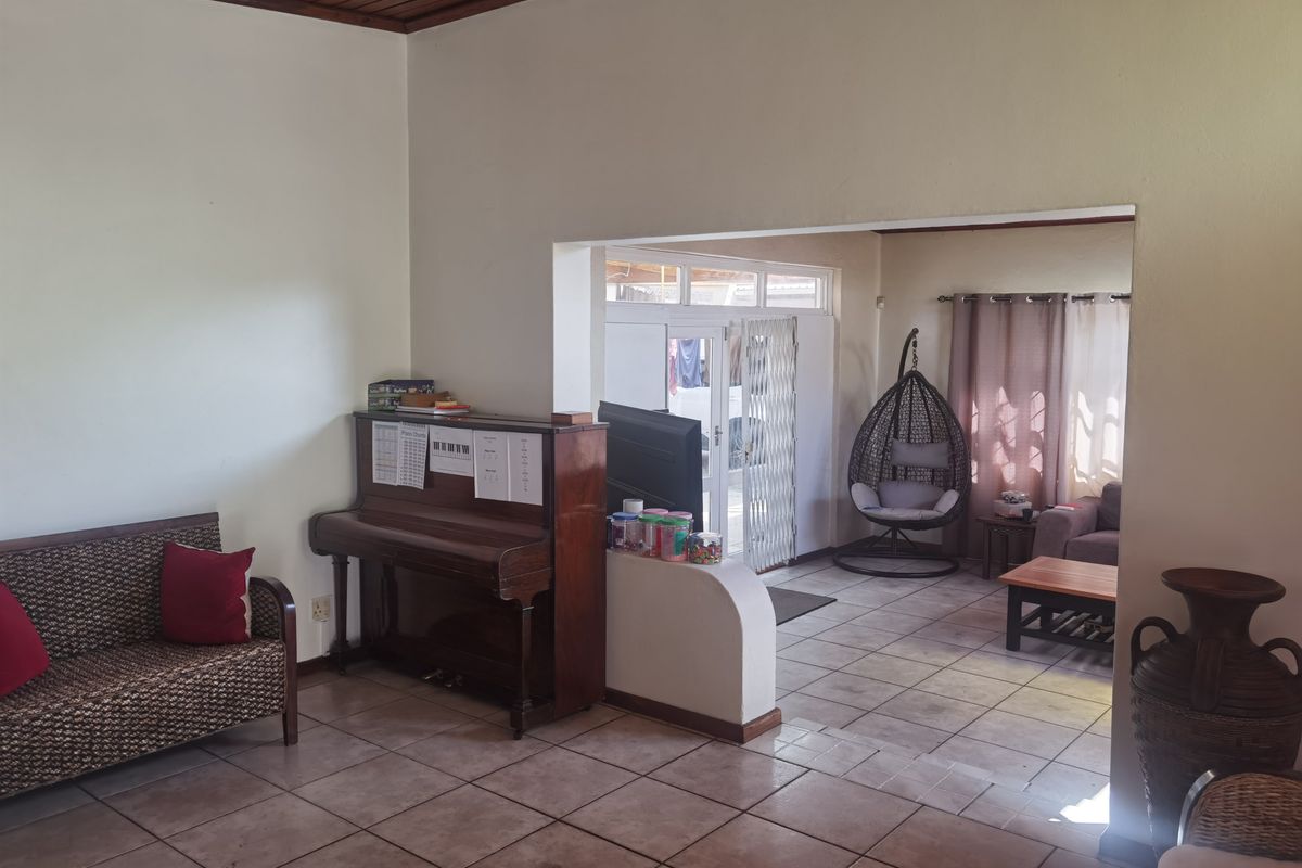 Spacious And Neat Family Home In Bothasig. Plus Large Flatlet - Photo 3