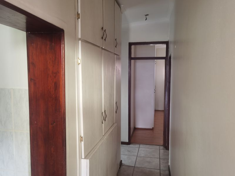 Spacious And Neat Family Home In Bothasig. Plus Large Flatlet - Photo 10