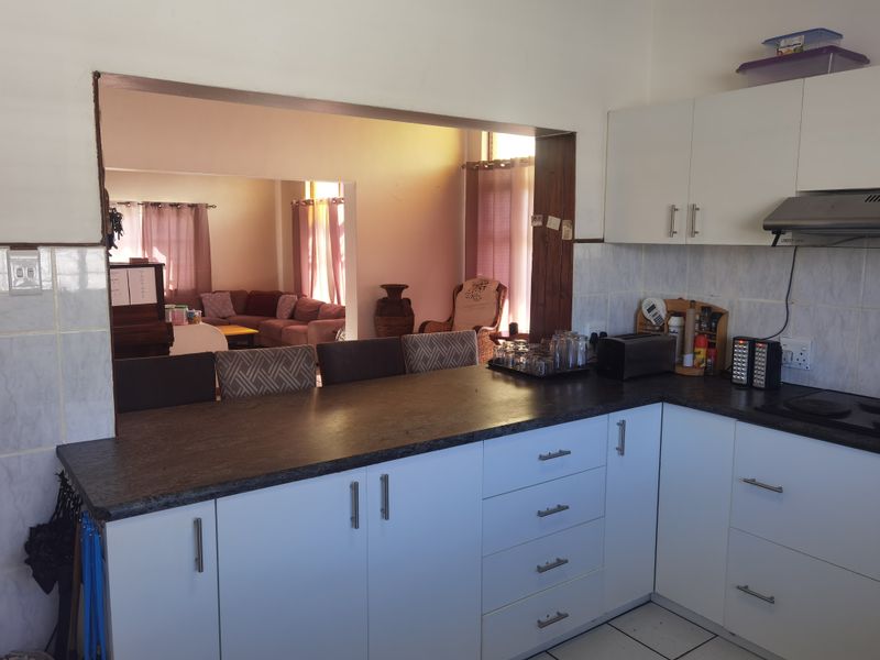 Spacious And Neat Family Home In Bothasig. Plus Large Flatlet - Photo 7