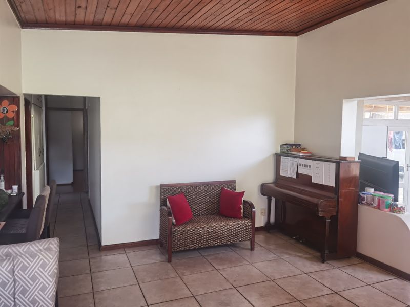 Spacious And Neat Family Home In Bothasig. Plus Large Flatlet - Photo 6