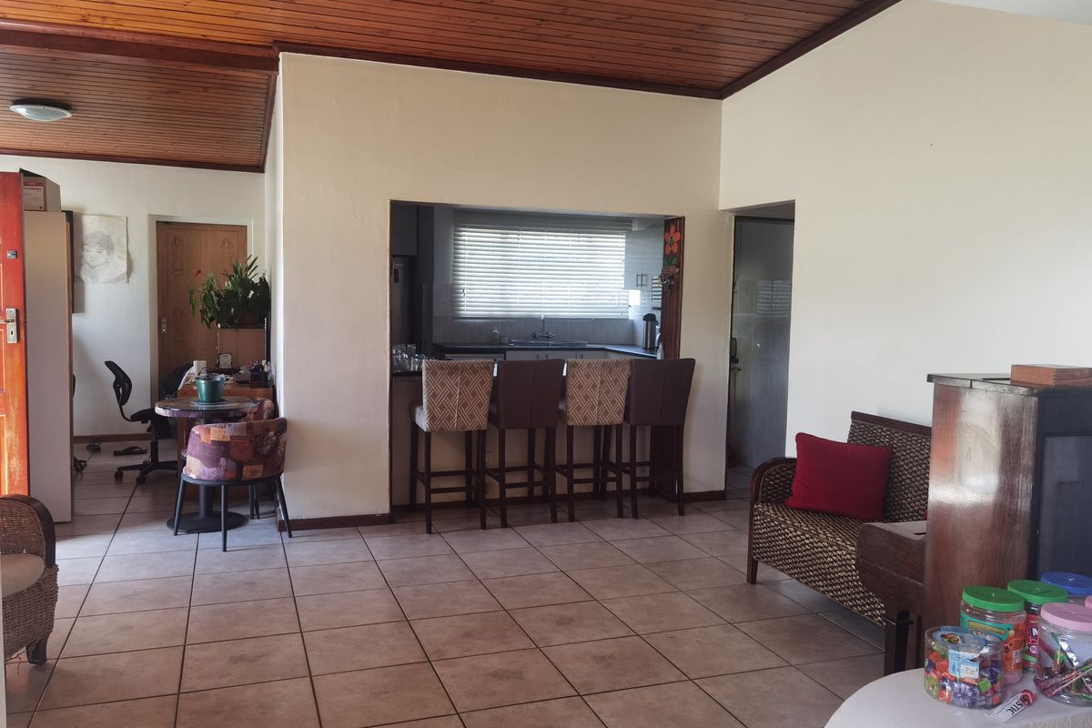 Spacious And Neat Family Home In Bothasig. Plus Large Flatlet - Photo 2
