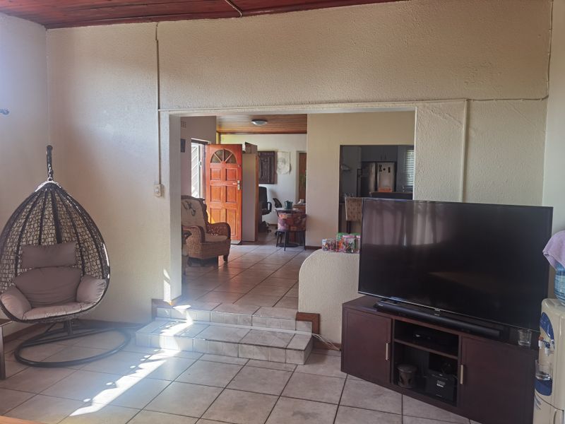 Spacious And Neat Family Home In Bothasig. Plus Large Flatlet - Photo 5