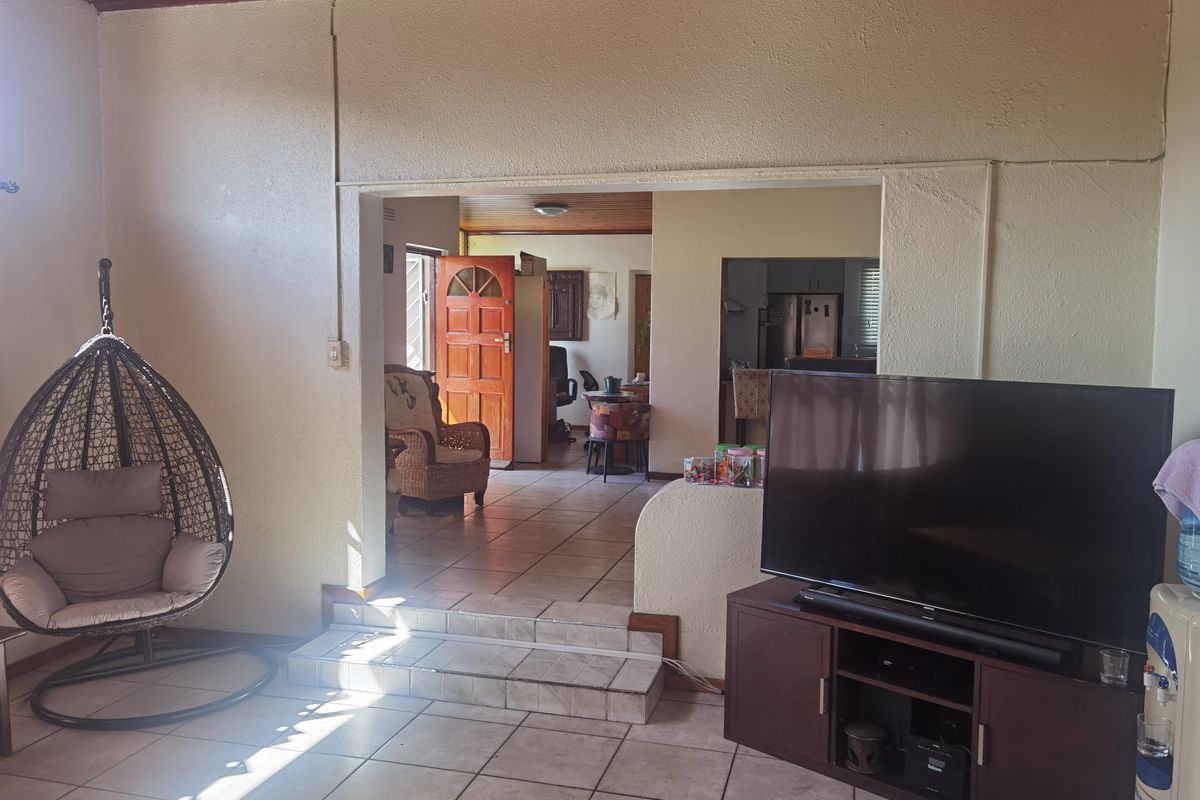 Spacious And Neat Family Home In Bothasig. Plus Large Flatlet - Photo 5