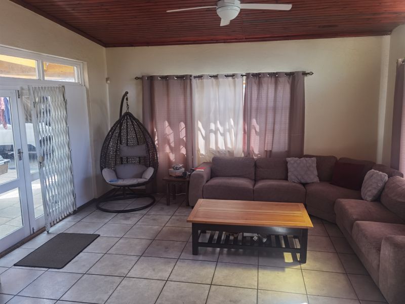 Spacious And Neat Family Home In Bothasig. Plus Large Flatlet - Photo 4