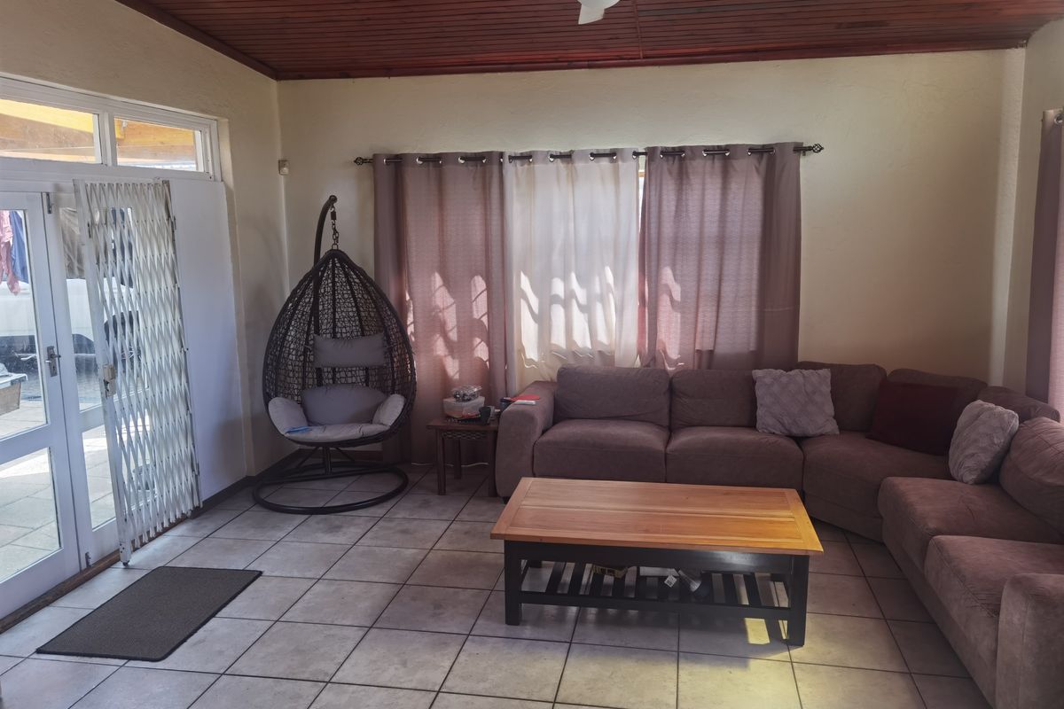 Spacious And Neat Family Home In Bothasig. Plus Large Flatlet - Photo 4