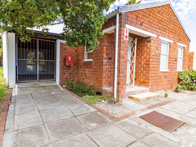 Spacious Opportunity in a Complex in Westcliff, Hermanus - Photo 2