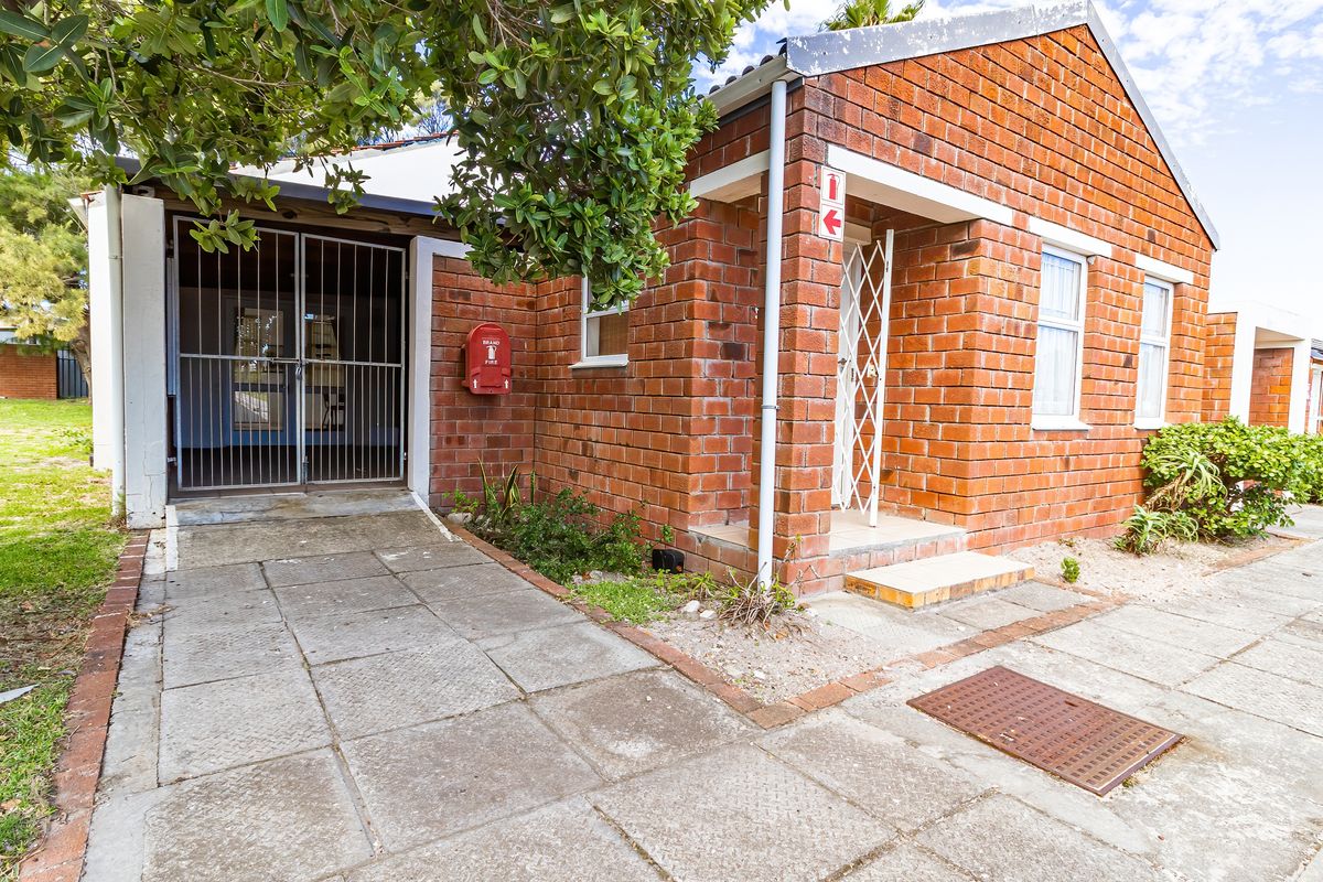 Spacious Opportunity in a Complex in Westcliff, Hermanus - Photo 2