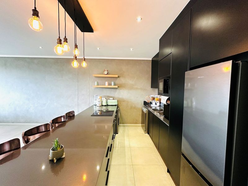 Luxury Apartment with Scenic Views in Ascend to Midstream - Photo 3