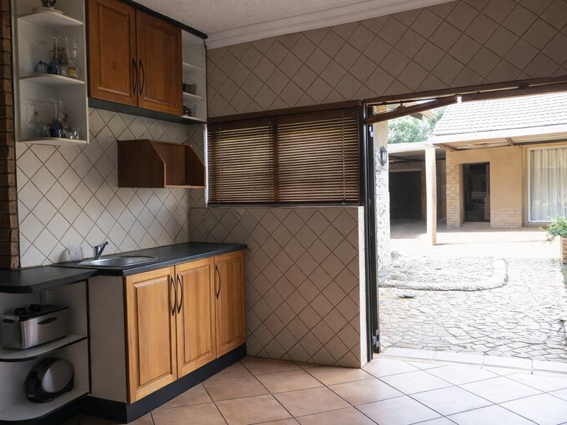 Spacious 3-Bedroom Home with Double Garage in Witpoortjie - Photo 5