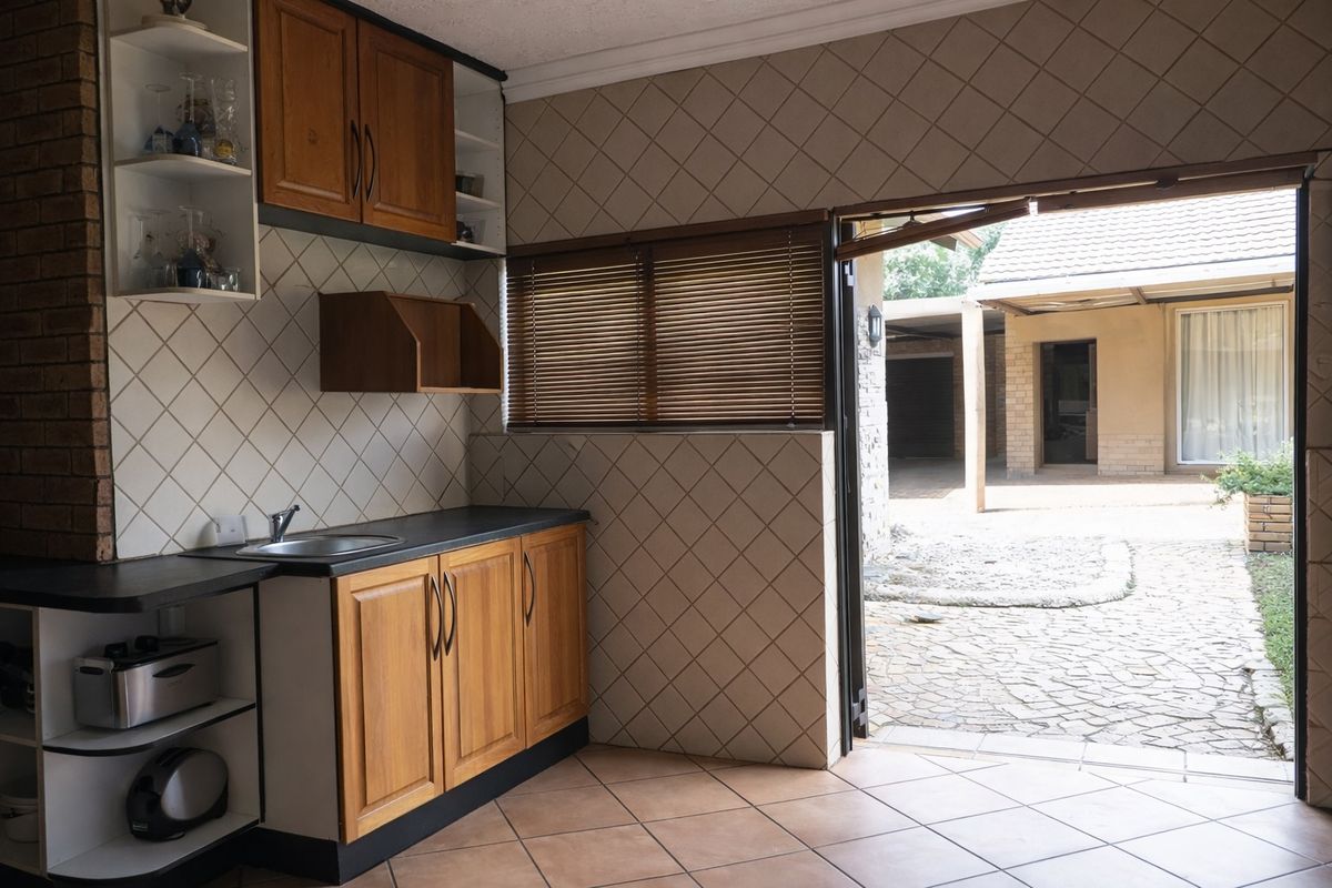 Spacious 3-Bedroom Home with Double Garage in Witpoortjie - Photo 5