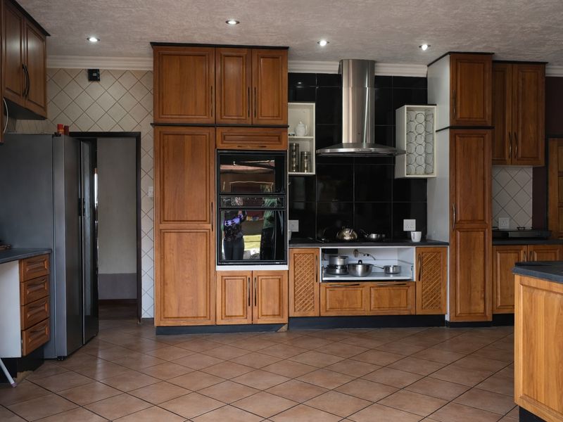 Spacious 3-Bedroom Home with Double Garage in Witpoortjie - Photo 4